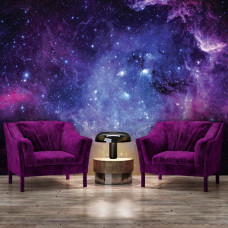 Eine Fototapete mit einer Galaxie, Sternen und Weltraummotiven, zu sehen im Wohnzimmer.