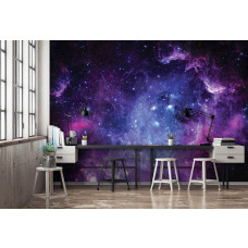 Eine Fototapete mit Galaxie, Sternen und Weltraummotiven, zu sehen im Wohnzimmer.