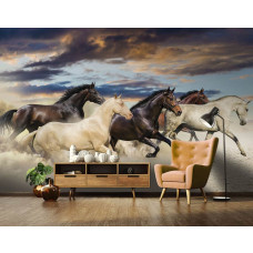 Fototapete mit galoppierenden Pferden in einem sandfarbenen Wohnzimmer.