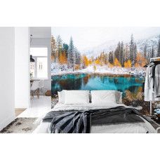 Ein Fototapete mit dem friedlichen Geisersee in Sibirien, umgeben von Bergen und waldreicher Natur, perfekt für ein Schlafzimmer.