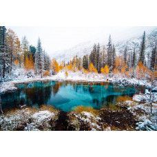 Fototapete eines Geisersees in Sibirien, Russland, umgeben von Wäldern und Bergen, mit einer mystischen Ausstrahlung.