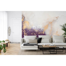 Eine Fototapete mit einem bunten Marmordesign mit goldenen Akzenten und einem luxuriösen Look in einem Wohnzimmer.