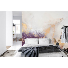 Eine Fototapete mit einem bunten Marmordesign mit goldenen Akzenten und einem luxuriösen Look in einem Schlafzimmer.