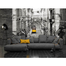 Eine Fototapete mit einer gelben Straßenbahn in einem Stadtbild im Wohnzimmer.