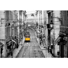 Gelbe Straßenbahn, die durch eine Straße fährt, Fototapete inspiriert von Stadtbildern von San Francisco oder Lissabon.