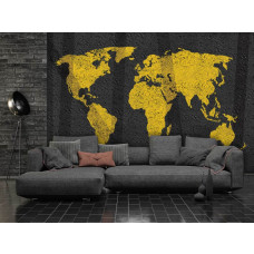 Eine Fototapete einer gelben Weltkarte auf einem betonartigen Hintergrund mit künstlerischen Details.