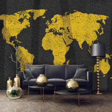 Eine Fototapete einer abstrakten gelben Weltkarte auf einer betonartigen Wand, ideal für ein Wohnzimmer.