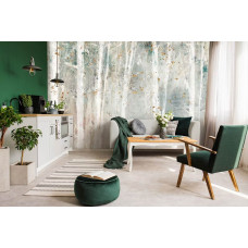 Fototapete gemalter Wald mit Bäumen im Kunststil im Wohnzimmer.