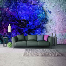 Eine Fototapete mit einer gemalten blauen Blume für das Wohnzimmer.