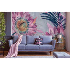 Eine Fototapete mit gemalten Blumen und Blättern auf Beton in einem warmen Wohnzimmer.