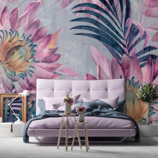 Eine Fototapete mit gemalten Blumen und Blättern auf einem Betonhintergrund im Vliestapetenstil für ein Schlafzimmer.