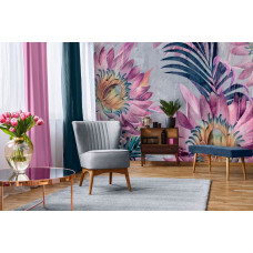 Eine Fototapete mit gemalten Blumen und Blättern auf Beton in einem eleganten Wohnzimmer.