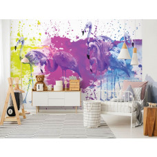 Eine Fototapete mit gemalten Flamingos in einem Kinderzimmer mit kreativer Atmosphäre.