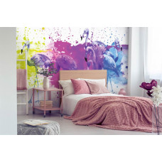 Eine Fototapete mit gemalten Flamingos in einem beruhigenden Schlafzimmer.