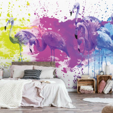 Eine Fototapete mit gemalten Flamingos im Vliestapetenstil für ein Schlafzimmer mit sanften Farben.