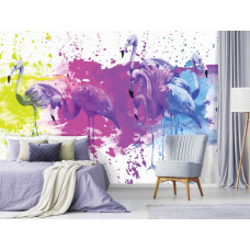 Eine Fototapete mit gemalten Flamingos in einer entspannenden Schlafzimmerumgebung.