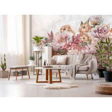 Fototapete mit gemalten altrosa Blumen in einem stimmungsvollen Wohnzimmer.