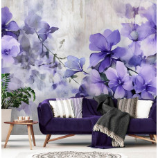 Eine Fototapete mit gemalten lila Blumen auf Vliestapete im Wohnzimmer.
