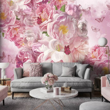 Eine Fototapete von gemalten Pfingstrosen und Schmetterlingen in Rosatönen im Wohnraum.
