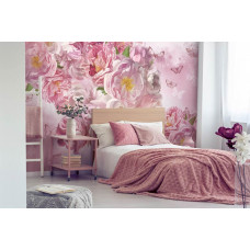 Eine Fototapete von gemalten Pfingstrosen und Schmetterlingen in Rosatönen im Schlafzimmer.