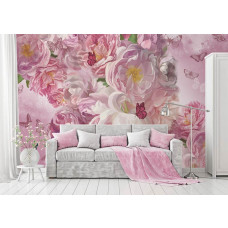 Eine Fototapete von gemalten Pfingstrosen und Schmetterlingen im Vliesbehangstil für ein Wohnzimmer.