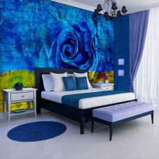 Eine Fototapete mit gemalten Rosenblüten für das Schlafzimmer.