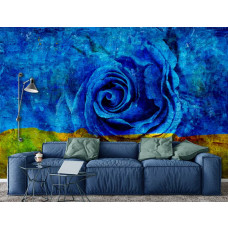 Eine Fototapete mit gemalten Rosenblüten für das Wohnzimmer.