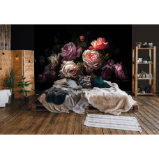 Eine Fototapete mit einem Gemälde von gemalten Rosen als Blumenmotiv im Wohnzimmer.