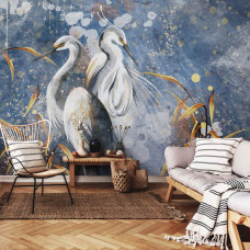 Eine Fototapete von gemalten anmutigen Reihern und Vögeln in Kunst mit Gold im Wohnzimmer.