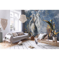 Eine Fototapete von gemalten anmutigen Reihern und Vögeln in Kunst mit Gold im Wohnzimmer.