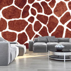 Eine Fototapete mit dem Muster einer Giraffenhaut in einem Wohnzimmer.