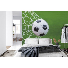 Fototapete mit einer Nahaufnahme eines Fußballs gegen ein straff gespanntes Tornetz in einem Schlafzimmer.