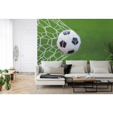 Fototapete mit einem Fußball im Moment eines erfolgreichen Treffers in einem Wohnzimmer.