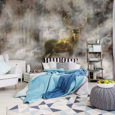 Eine Fototapete mit einem Hirsch in einem nebligen Wald mit Herbstfarben und einem goldenen Schimmer.