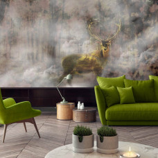 Eine Fototapete mit einem goldenen Hirsch in einem nebligen Wald, ideal für ein Wohnzimmer.