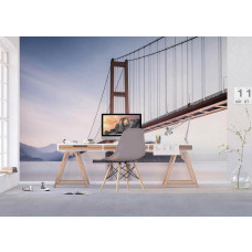 Eine Fototapete der Golden Gate Bridge in der Landschaft mit Vliestapete in einem Büro.