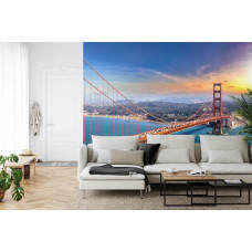 Eine Fototapete mit der Golden Gate Bridge und der Stadt San Francisco, abgebildet in einem Wohnzimmer.