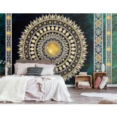 Eine Fototapete mit einem smaragdgrünen und goldenen Mandala in einem indischen Muster, ideal für ein Schlafzimmer.