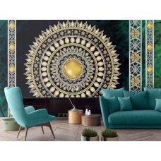 Eine Fototapete mit einem verzierten smaragdgrünen Mandala mit goldenen Details, perfekt für ein Wohnzimmer.