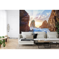 Eine Fototapete mit einem ruhigen Meerblick mit Wellen und Felsen, ideal für ein Wohnzimmer.