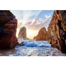 Fototapete mit Wellen, die zwischen Felsen schlagen, mit Bergen im Hintergrund in einer üppigen Naturlandschaft.