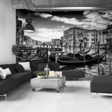 Eine Fototapete mit Gondeln in Venedig, Italien, mit Booten und einer Stadtlandschaft, zu sehen im Wohnraum.