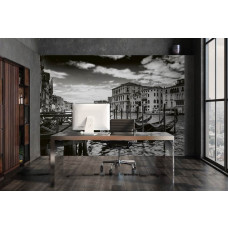 Eine Fototapete mit Gondeln in Venedig, Italien, mit Booten und einer Stadtlandschaft, zu sehen im Büro.