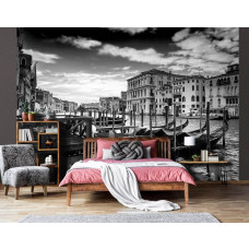 Eine Fototapete mit Gondeln in Venedig, Italien, mit Booten und einer Stadtlandschaft, zu sehen im Schlafzimmer.
