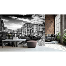 Eine Fototapete mit Gondeln in Venedig, Italien, mit Booten und einer Stadtlandschaft, zu sehen im Wohnzimmer.