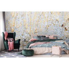 Eine abstrakte Fototapete mit dekorativem Gips in Gold und Silber gesehen im Schlafzimmer.