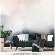 Fotobehang met een aquareldesign in zachte tinten en gouden details aan de muur van een sfeervolle woonkamer.