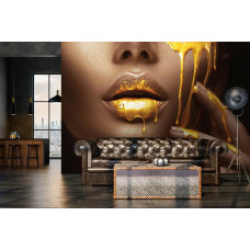 Eine Fototapete mit einer eleganten Frau in goldenen Tönen, ideal für ein Wohnzimmer.