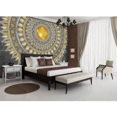 Eine Fototapete eines goldenen Mandalas auf einem grauen Hintergrund im abstrakten Kunststil, perfekt für ein modernes Zimmer.
