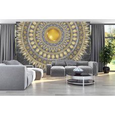 Eine Fototapete eines goldenen Mandalas auf einem grauen Muster, das einem Wohnzimmer einen raffinierten Look verleiht.